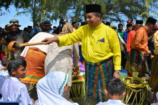Dihadiri Plt Gubernur Riau, Ritual Mandi Safar Di Pantai Tanjung Lapin Meriah